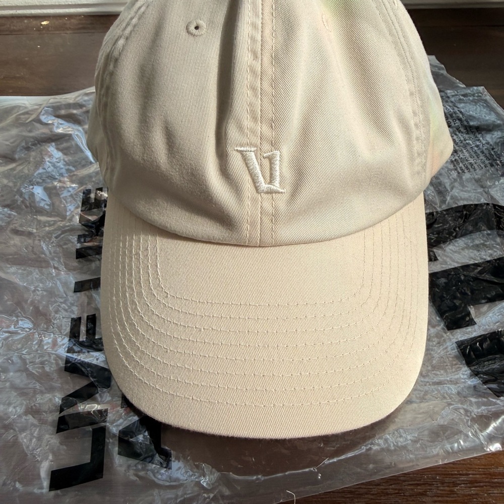 Vuori Two-Tone Beige and Black Cap Interior